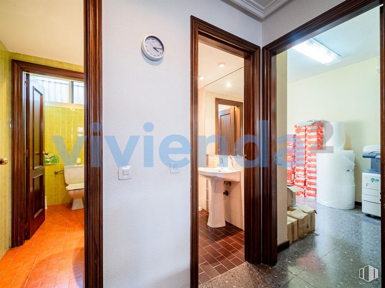 Oficina en venta en Calle Almansa, Moncloa - Aravaca, Madrid, 28040 con inodoro, fregadero, propiedad, edificio, mueble, accesorio, puerta, interiorismo, naranja y madera alrededor