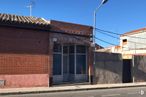 Retail for sale at Calle Hipolito Ezquerra, 31, Fuensalida, Toledo, 45510 with door, sky, street light, wood, road surface, brick, asphalt, building, residential area and neighbourhood around