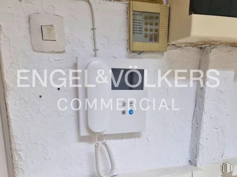 Retail for sale & for rent at Calle Ramón Fort, Ciudad Lineal, Madrid, 28033 with picture frame, font, wood, fixture, gas, composite material, facade, door, room and machine around