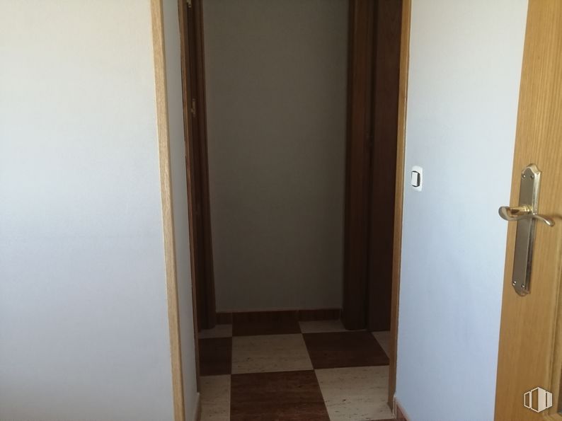 Retail for sale at Labajos, Labajos, Segovia, 40146 with handle, door, fixture, wood, dead bolt, flooring, home door, hardwood, automotive exterior and building around