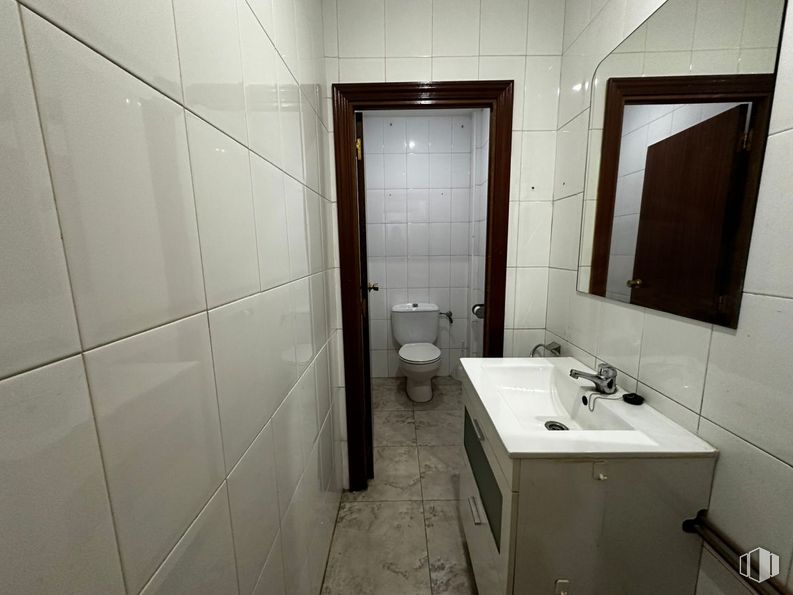 Local en venta en Calle Eulalia Paino, Carabanchel, Madrid, 28025 con fregadero, espejo, inodoro, mueble de baño, grifo, accesorios de fontanería, lavabo, edificio, cuarto de baño y accesorio alrededor