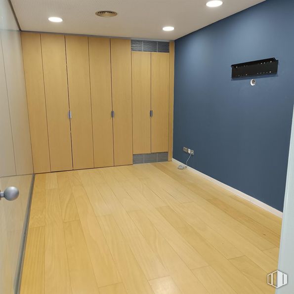 Retail for rent at Zona céntrica, Móstoles, Madrid, 28931 with door, wood, interior design, fixture, flooring, floor, wood stain, hall, hardwood and varnish around