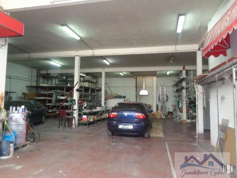 Nave en alquiler y venta en Polígono Prado Overa, Leganés, Madrid, 28914 con coche, neumático, rueda, luz de estacionamiento, vehículo terrestre, vehículo, edificio, iluminación del automóvil, vehículo de motor y garaje alrededor