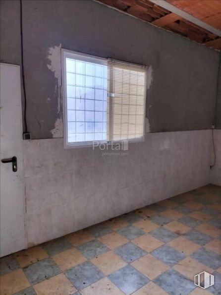 Retail for sale at Calle Rigoberta Menchú, Cuéllar, Segovia, 40200 with window, door, building, wood, brickwork, shade, floor, fixture, flooring and brick around