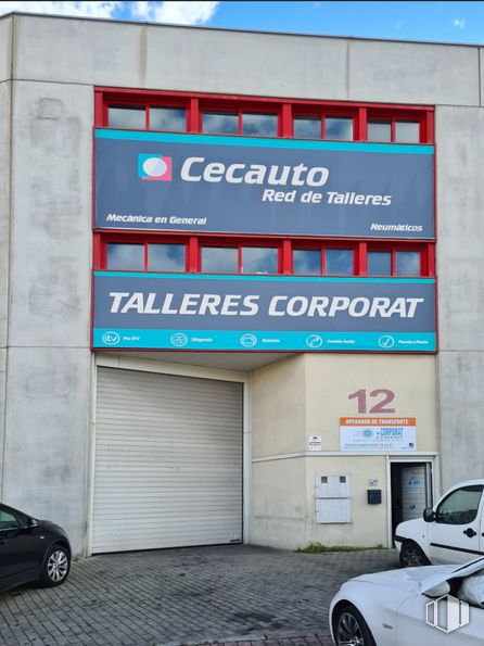 Industrial for sale at Calle Berzosa de Lozoya, Villaverde, Madrid, 28021 with car, automotive parking light, wheel, tire, building, vehicle, motor vehicle, hood, automotive lighting and automotive tire around