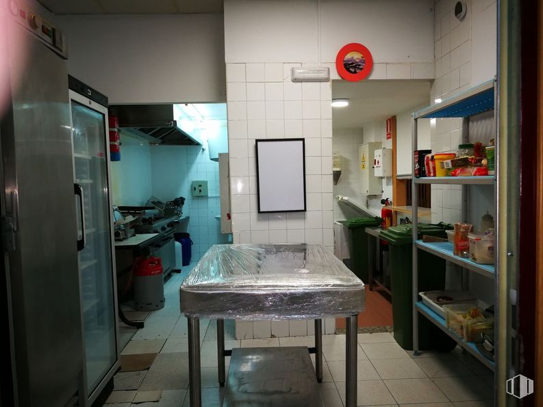 Retail for rent at Calle Nuestra Señora de Sonsoles, Ávila, 05003 with table, furniture, interior design, fixture, gas, shelf, machine, flooring, ceiling and stool around