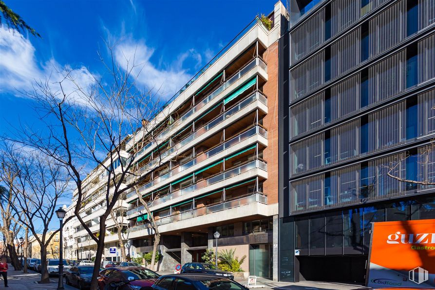 Oficina en venta en Calle Zurbarán, 9, Chamberí, Madrid, 28010 con edificio, nube, rueda, neumático, cielo, durante el día, coche, azul, bloque de pisos y vehículo alrededor