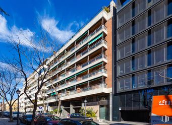 Oficina en venta en Calle Zurbarán, 9, Chamberí, Madrid, 28010 con edificio, nube, rueda, neumático, cielo, durante el día, coche, azul, bloque de pisos y vehículo alrededor