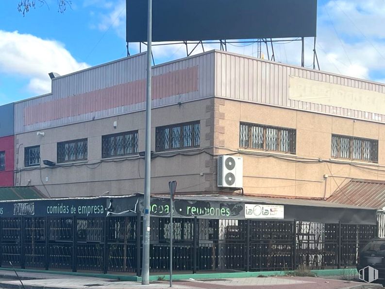 Local en alquiler y venta en Calle Manantial, Fuenlabrada, Madrid, 28942 con edificio, coche, ventana, nube, cielo, fachada, edificio comercial, ciudad, área urbana y publicidad alrededor