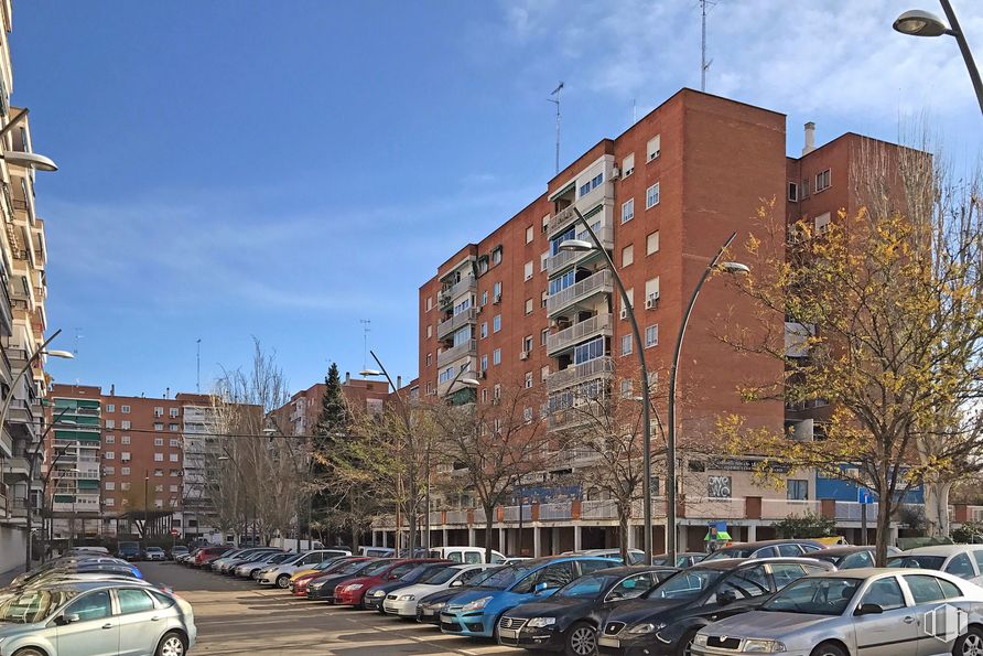 Local en alquiler y venta en Calle Carlos Arniches, 2, Móstoles, Madrid, 28935 con coche, edificio, neumático, luz de estacionamiento automotriz, rueda, cielo, nube, vehículo terrestre, vehículo y día alrededor