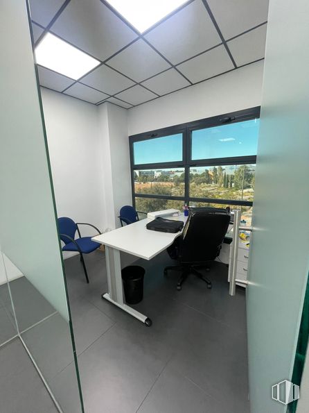 Oficina en alquiler y venta en Edificio Alaja, Avenida Leonardo Da Vinci, 8, Getafe, Madrid, 28906 con silla, escritorio, mesa, lámpara, alumbrado, mueble, edificio, ventana, accesorio y sombra alrededor