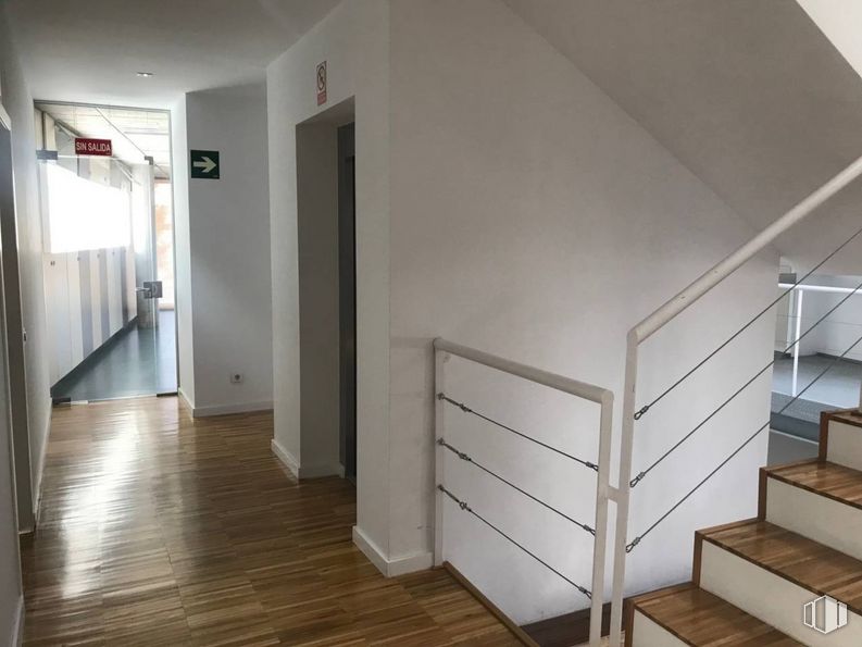 Oficina en alquiler y venta en Avenida Juan Camaruel, Leganés, Madrid, 28919 con accesorio, madera, suelo, piso, pasillo, puerta, tinte para madera, madera, material de construcción y vidrio alrededor