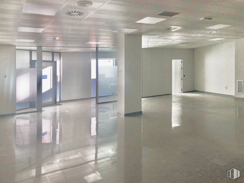 Retail for sale at Calle Ventanilla, 5, Colmenarejo, Madrid, 28270 with fixture, building, flooring, floor, hall, composite material, glass, ceiling, space and building material around