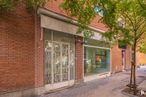 Retail for sale at Calle Fernández de la Hoz, 76, Chamberí, Madrid, 28003 with door, road surface, brick, brickwork, tree, plant, wood, urban design, shade and facade around