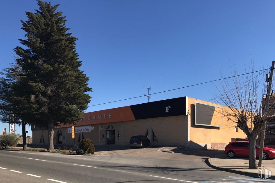 Industrial for sale & for rent at Avenida José Antonio, 152, Polán, Toledo, 45161 with car, building, sky, wheel, tree, branch, road surface, plant, architecture and asphalt around