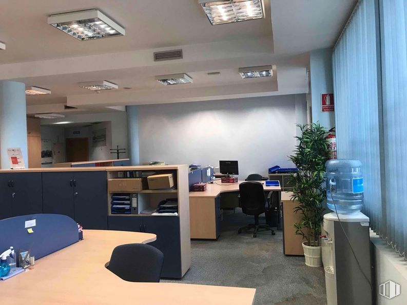 Oficina en alquiler y venta en Zona empresarial, Coslada, Madrid, 28820 con planta de interior, lámpara, silla, alumbrado, productos envasados, edificio, mueble, planta, mesa y escritorio alrededor