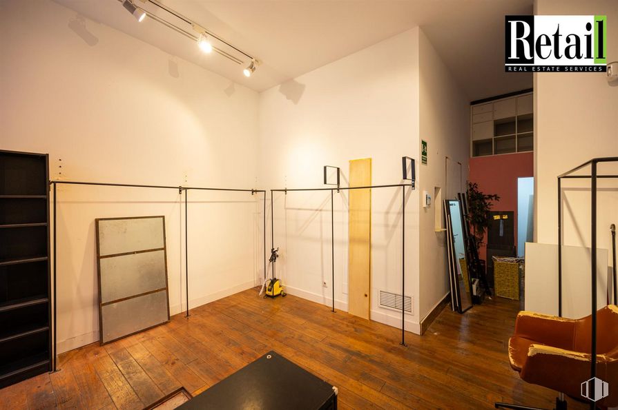 Retail for sale at Calle Augusto Figueroa, 27, Centro, Madrid, 28004 with furniture, wood, flooring, floor, hardwood, fixture, building, hall, ceiling and door around