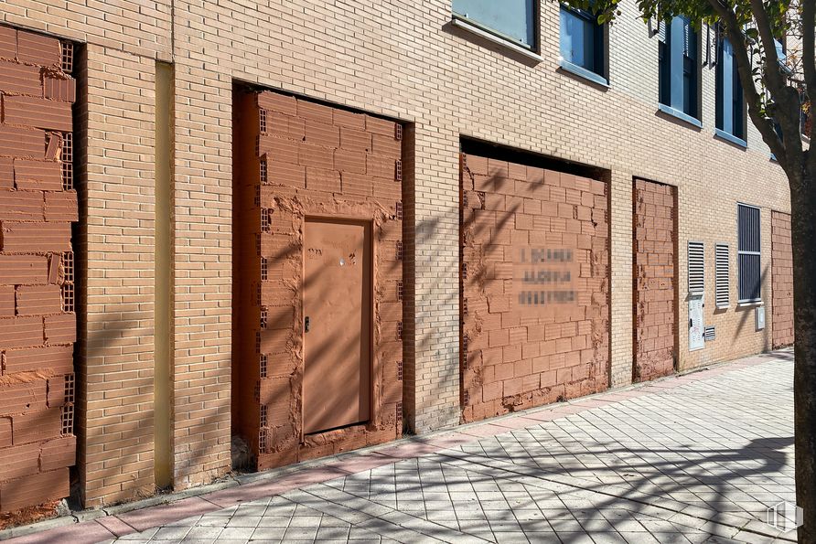 Retail for rent at Calle Institutos, 3, Fuenlabrada, Madrid, 28942 with door, window, road surface, wood, shade, brickwork, brick, architecture, tree and building around