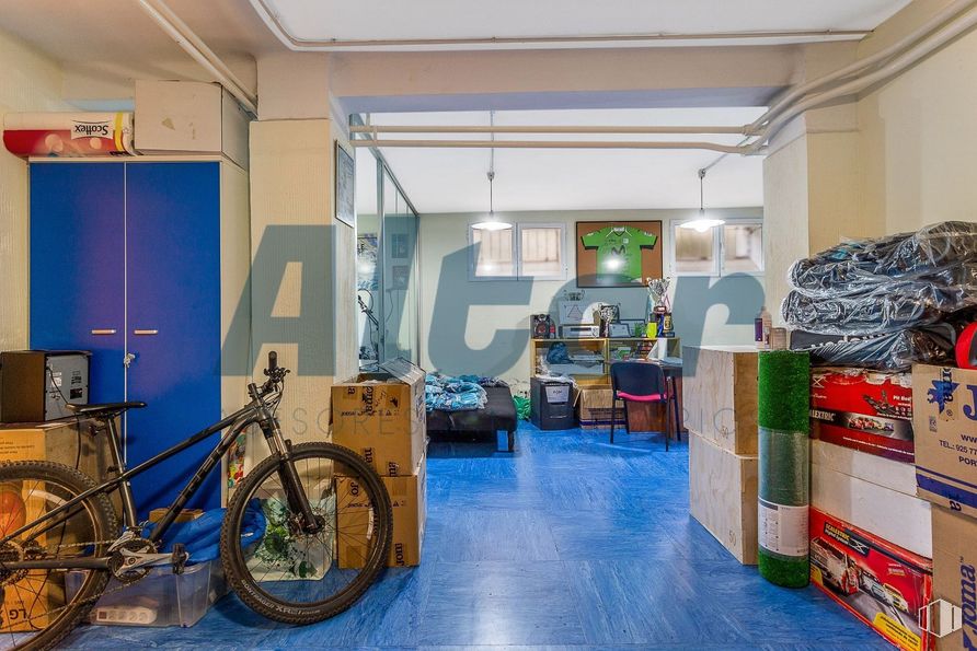 Local en venta en Calle Virgen del Portillo, Ciudad Lineal, Madrid, 28027 con neumático, bicicleta, alumbrado, silla, rueda, edificio, rueda de bicicleta, neumático de bicicleta, llanta de bicicleta y pavimentos alrededor