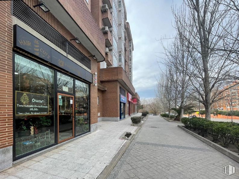 Local en venta en Avenida de la Albufera, 222, Puente de Vallecas, Madrid, 28038 con edificio, ventana, día, planta, cielo, superficie de la carretera, árbol, nube, diseño urbano y albañilería alrededor