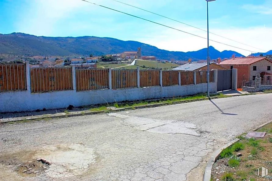 Land for sale at Calle Concepción, Robledo de Chavela, Madrid, 28294 with house, cloud, sky, property, plant, building, blue, fence, road surface and slope around