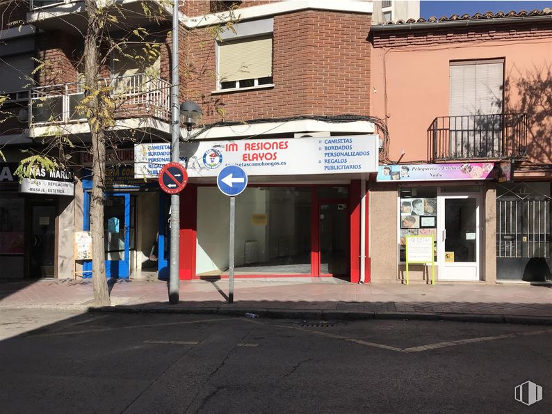 Local en alquiler en Calle Teniente Ruiz, 15, Alcalá de Henares, Madrid, 28805 con ventana, propiedad, edificio, superficie de la carretera, accesorio, árbol, fachada, asfalto, ciudad y carretera alrededor