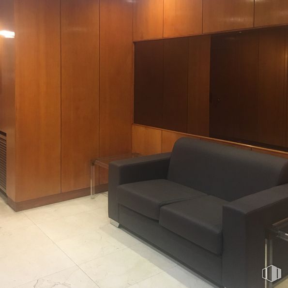 Oficina en alquiler en Calle Orense, Tetuán, Madrid, 28020 con sofá, marrón, mueble, madera, comodidad, diseño de interiores, suelo, piso, sofá de estudio y madera dura alrededor