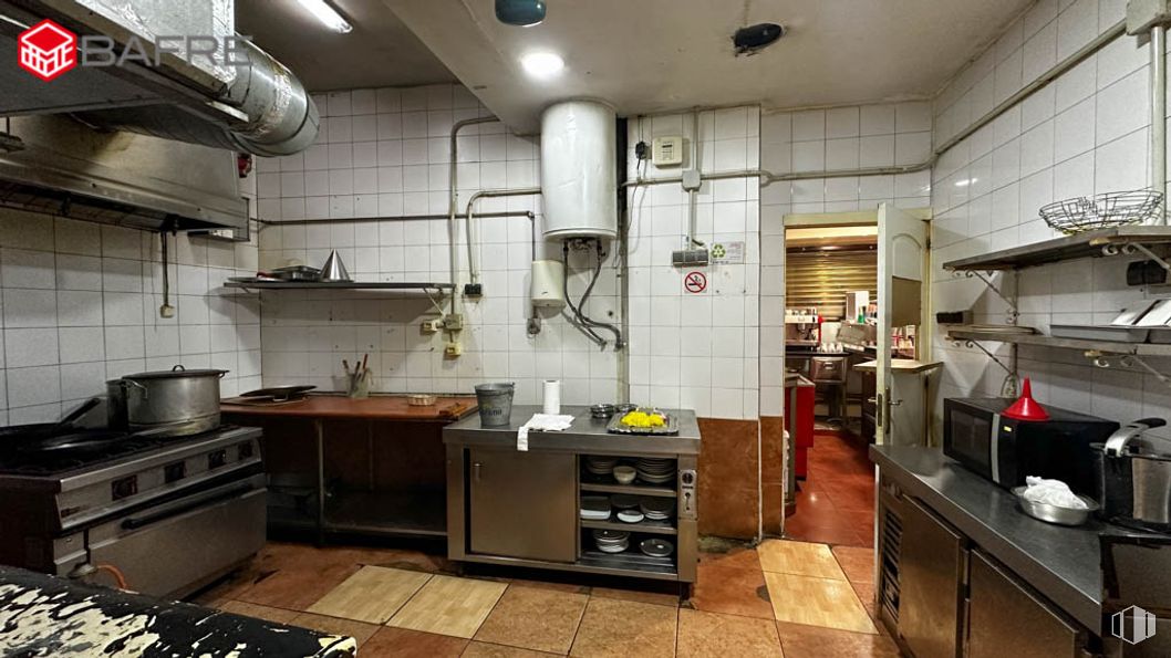 Local en venta en Calle Carrascales, Usera, Madrid, 28026 con ebanistería, electrodoméstico, encimera, propiedad, mueble, fregadero, cocina, cocina, cajón y aparato de cocina alrededor