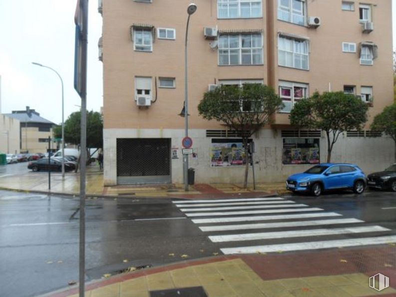 Local en alquiler en Zona Centro, Pinto, Madrid, 28320 con coche, edificio, neumático, rueda, ventana, planta, vehículo, infraestructura, superficie de carretera y árbol alrededor