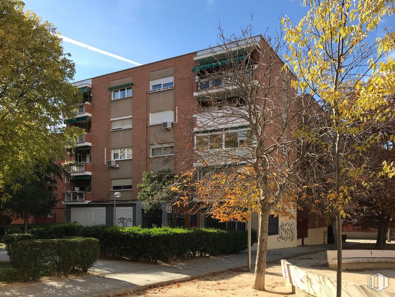 Retail for rent at Calle Julia García Boután, 23, San Blas - Canillejas, Madrid, 28022 with building, window, sky, plant, daytime, property, tree, architecture, urban design and neighbourhood around