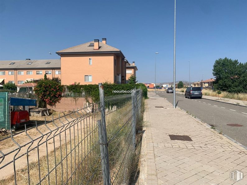 Land for sale at Calle Crisantemo, Ávila, 05002 with building, sky, plant, vehicle, window, land lot, tree, road surface, asphalt and fence around