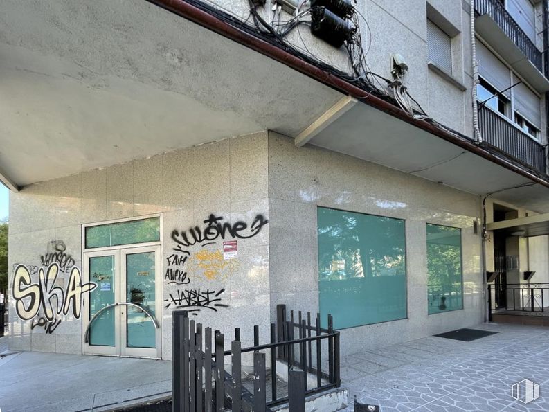 Retail for sale at Calle Blas Cabrera, La Latina, Madrid, 28044 with property, interior design, facade, shade, real estate, urban design, gas, composite material, ceiling and concrete around