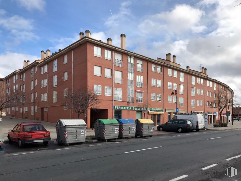 Local en alquiler en Avenida Vicente Aleixandre, Segovia, 40006 con coche, edificio, nube, cielo, vehículo terrestre, vehículo, ventana, luz de estacionamiento, neumático y rueda alrededor