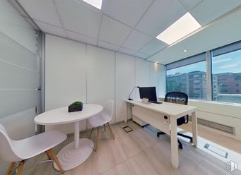 Oficina en alquiler en Paseo Castellana, Salamanca, Madrid, 28046 con silla, escritorio, lámpara, alumbrado, mesa, mueble, edificio, ventana, madera y sofá alrededor