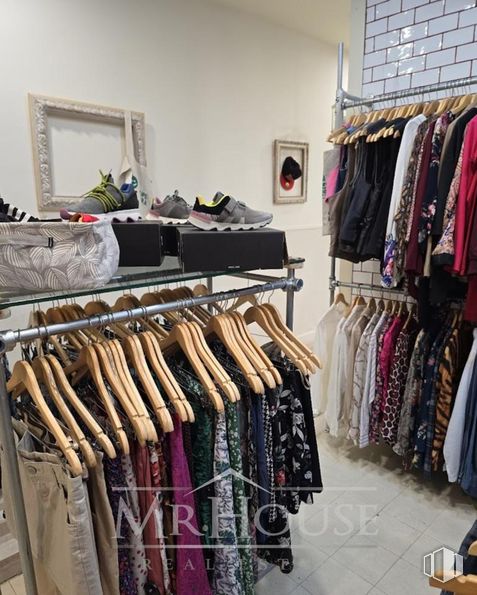 Retail for sale at Calle San Joaquín, Centro, Madrid, 28004 with shoe, textile, interior design, building, retail, sleeve, clothes hanger, flooring, t-shirt and linens around