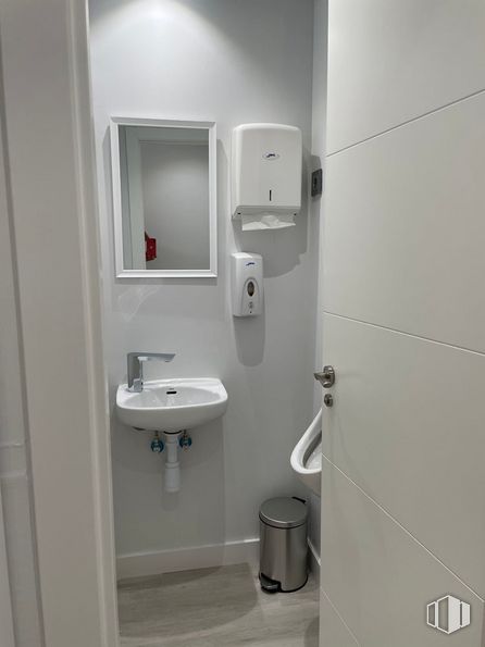 Oficina en alquiler en C.C. BurgoCentro I, Calle Comunidad de Madrid, 41, Las Rozas de Madrid, Madrid, 28230 con fregadero, secador de manos, electrodoméstico, espejo, lavabo de baño, accesorio, baño, morado, gris y grifo alrededor