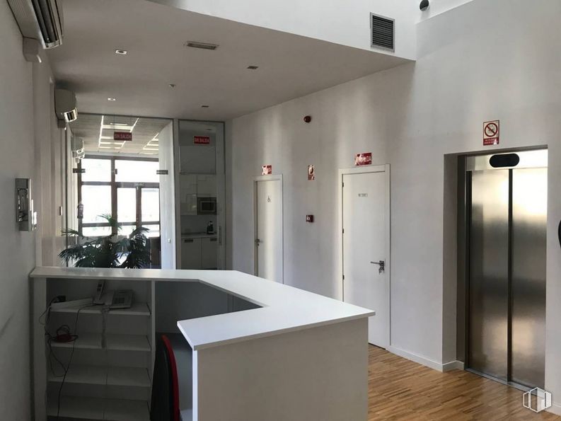 Oficina en alquiler y venta en Avenida Juan Camaruel, Leganés, Madrid, 28919 con ebanistería, refrigerador, luz, accesorio, interiorismo, arquitectura, madera, piso, pasillo y suelo alrededor