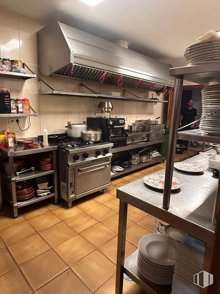 Local en venta en Calle Cuba, Parla, Madrid, 28980 con mesa, horno, aparato de cocina, electrodoméstico, estufa de gas, vajilla, persona, ebanistería, encimera y cocina alrededor