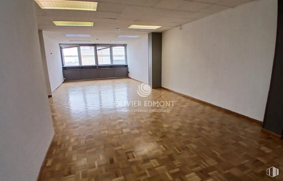 Office for rent at Glorieta Cuatro Caminos, Tetuán, Madrid, 28020 with light fixture, flooring, floor, ceiling, tile flooring, wood flooring, hall, hardwood, wood stain and cleanliness around