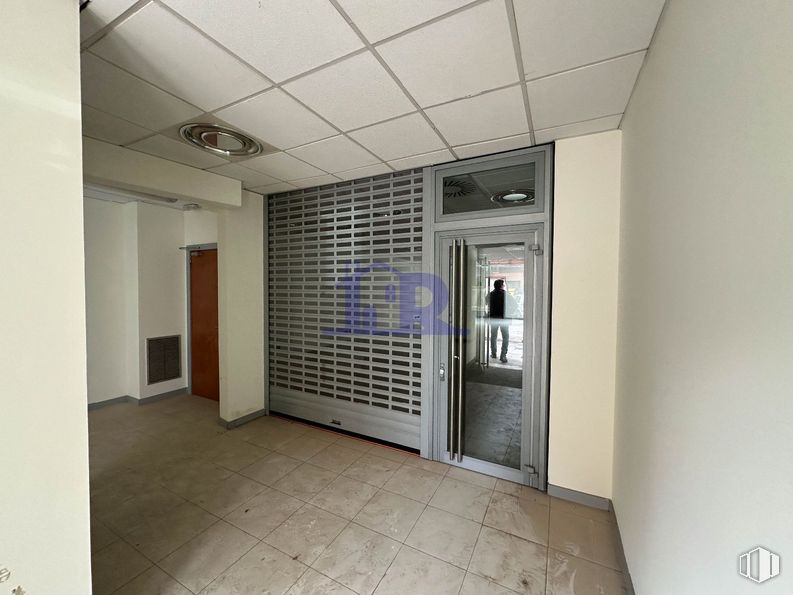 Local en alquiler en Calle Hermanos Becerril, Cuenca, 16004 con puerta, lámpara, accesorio, interiorismo, suelo, suelos, hall, edificio, techo y vidrio alrededor