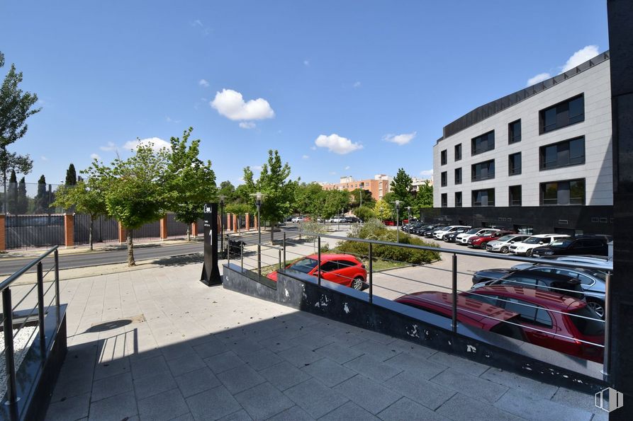 Oficina en alquiler en Calle Poeta José Hierro, 1, Pinto, Madrid, 28320 con edificio, coche, nube, cielo, vehículo, ventana, asfalto, superficie de la carretera, árbol y diseño urbano alrededor