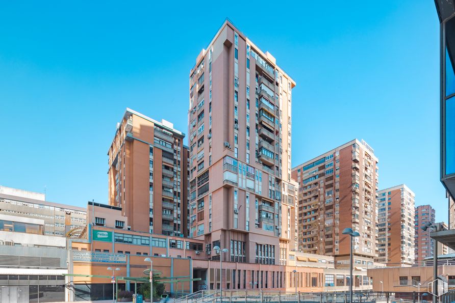 Local en alquiler y venta en Calle Orense, Tetuán, Madrid, 28020 con edificio, cielo, rascacielos, azul, ventana, casa, nube, bloque de torre, diseño urbano y condominio alrededor