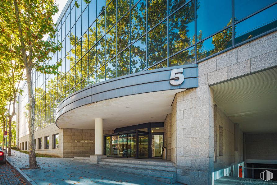 Oficina en alquiler en Edificio Milenio, Calle Teide, 5, San Sebastián de los Reyes, Madrid, 28700 con edificio, día, cielo, azul, sombra, casa, árbol, diseño urbano, condominio y área residencial alrededor