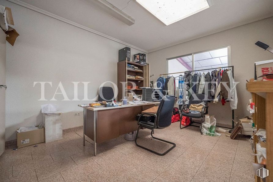 Nave en venta en Polígono Los Frailes, Daganzo de Arriba, Madrid, 28814 con silla, escritorio, lámpara, mesa, mueble, silla de oficina, escritorio del ordenador, edificio, interiorismo y ventana alrededor