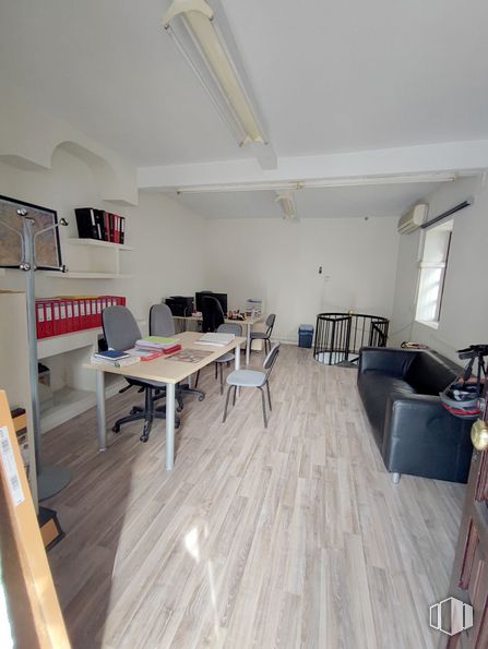 Local en venta en Avenida Juan Carlos I, Collado Villalba, Madrid, 28400 con sofá, mesa, silla, alumbrado, mueble, madera, edificio, hall, suelo y suelos alrededor