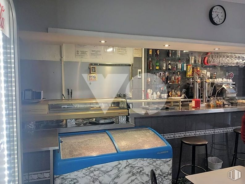 Retail for sale & for rent at Calle José Arcones Gil, Ciudad Lineal, Madrid, 28017 with stool, clock, window blind, building, barware, interior design, countertop, drinking establishment, gas and chair around