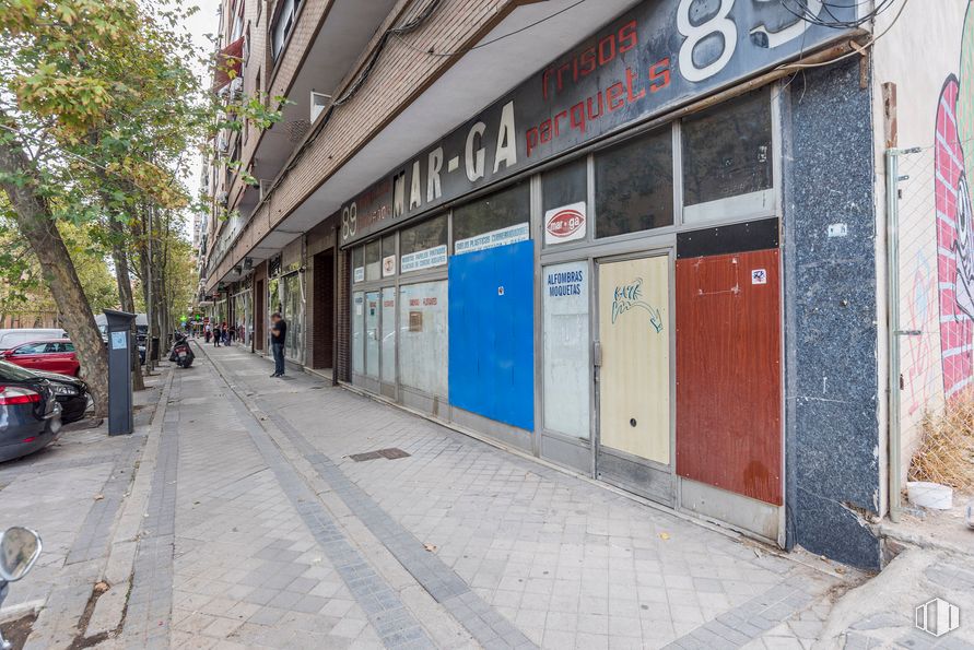 Local en venta en Calle Infanta Mercedes, 87-89, Tetuán, Madrid, 28020 con coche, edificio, rueda, infraestructura, neumático, superficie de la carretera, árbol, barrio, asfalto y placa de matrícula del vehículo alrededor