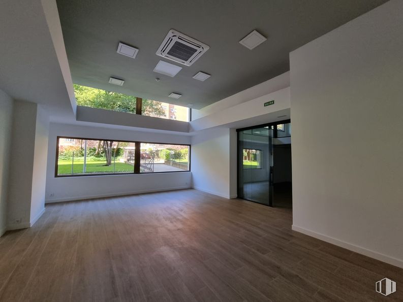 Local en alquiler en Calle Agustín de Foxá, 25, Chamartín, Madrid, 28036 con edificio, ventana, accesorio, pasillo, madera, planta, suelo, suelos laminados, piso y condominio alrededor