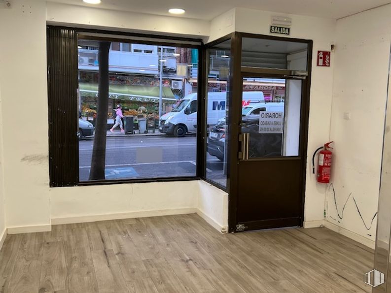 Local en venta en Calle Ezequiel Solana, Ciudad Lineal, Madrid, 28017 con puerta, rueda, neumático, ventana, accesorio, edificio, interiorismo, vehículo, coche y madera alrededor