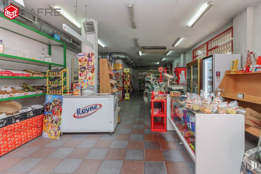 Local en venta en Calle Avena, Usera, Madrid, 28026 con productos envasados, estante, edificio, alumbrado, suelo, tienda, cliente, venta al por menor, suelos y comercio alrededor